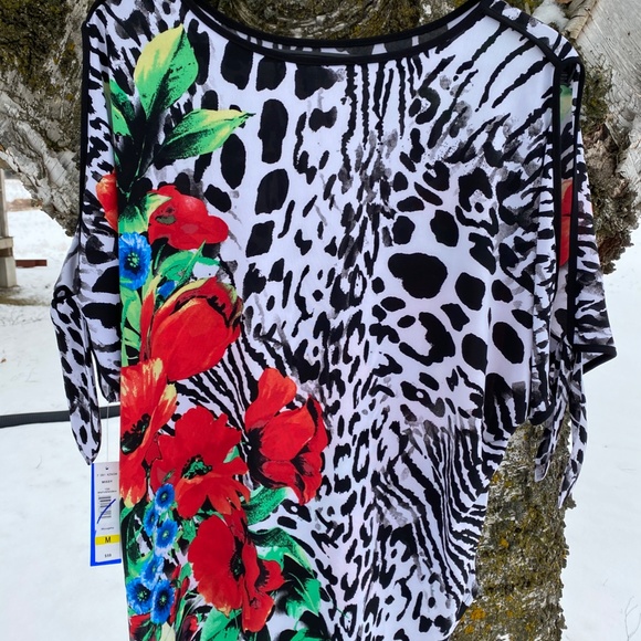 Woman's Top - Picture 2 of 4